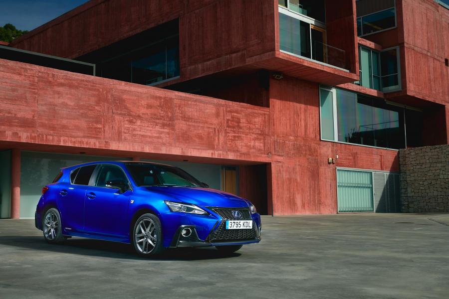  Lexus CT200h F-Sport 2017 года  (WW) (фото 15 из 25)